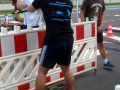 Daniel Roth übernimmt Startnummer und Transponder von Daniel Fritz Eisel für den abschließenden 5km Lauf der Jedermannstaffel